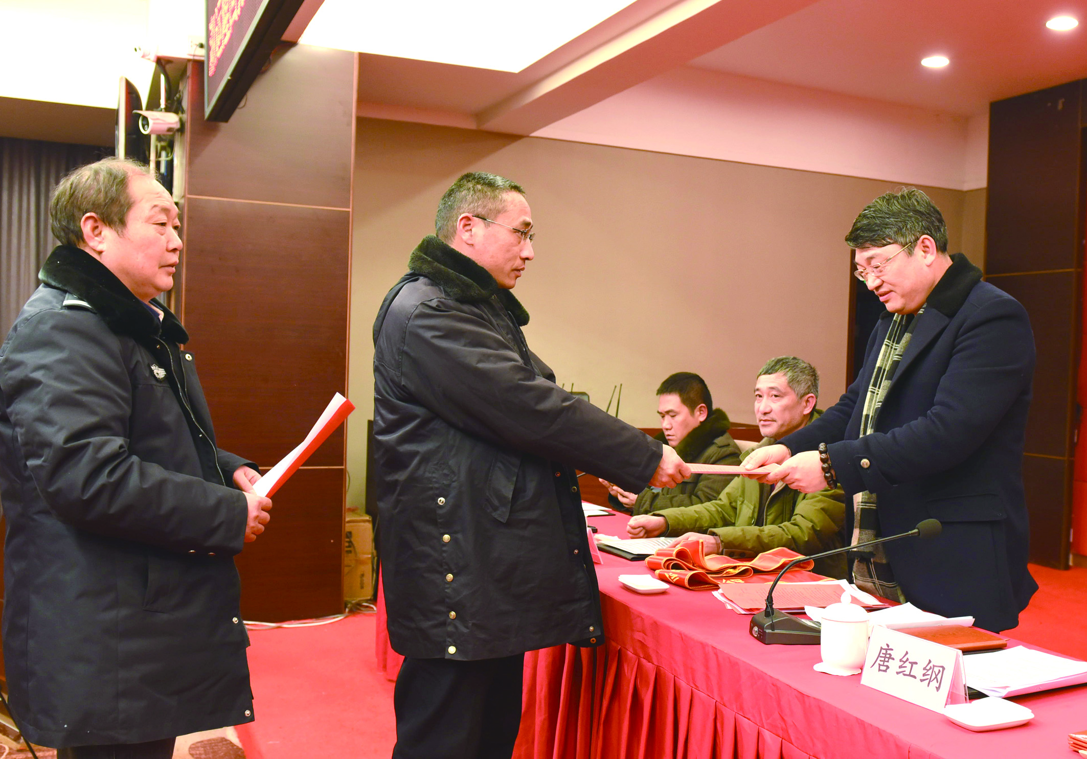 1月30日，隆回分公司召開2017年工作總結(jié)表彰大會暨2018年春運(yùn)工作動員大會。