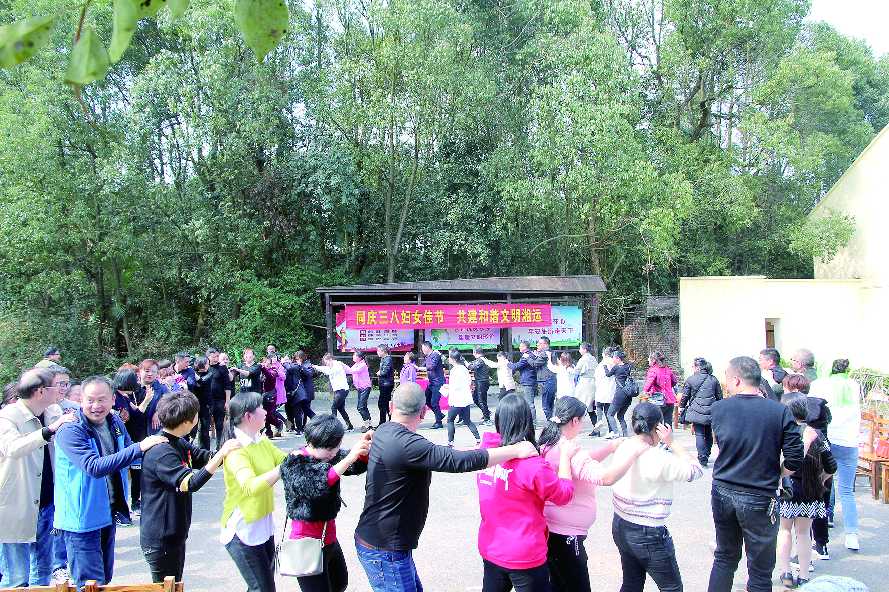 譜寫文明和諧邵陽(yáng)湘運(yùn)新篇章 ——邵陽(yáng)客運(yùn)分公司“三八”婦女節(jié)活動(dòng)掠影 李高雄?田華柱