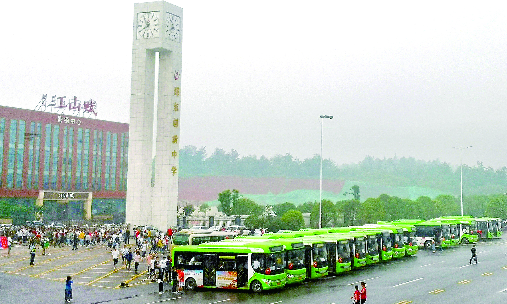 愛心送考 多方給力 邵東公汽 （尹向連報(bào)道） 為認(rèn)真貫徹落實(shí)邵東縣高考交通運(yùn)輸保障工作會(huì)議精神，確保2019年高考接送工作安全、平穩(wěn)、萬無一失，邵東公汽公司領(lǐng)導(dǎo)未雨綢繆，提前要求車隊(duì)做好應(yīng)急預(yù)案。高考前夕，該公司對(duì)全部運(yùn)營車輛進(jìn)行安全檢查；對(duì)駕駛員進(jìn)行培訓(xùn)教育，加強(qiáng)了路檢路查，加大了對(duì)“三品”的檢查力度；要求所有的駕駛員“無聲”駕駛，特別是在靠近考點(diǎn)位置，嚴(yán)禁公交車鳴笛，并調(diào)低了報(bào)站聲音，在調(diào)度中心后臺(tái)，循環(huán)發(fā)送降噪提醒，為考生營造一個(gè)安靜的考試環(huán)境。 同時(shí)，該公司就運(yùn)力安排、車輛安全、優(yōu)質(zhì)服務(wù)、照顧考生等方面做了全面部署，并協(xié)調(diào)交警就送考車輛行駛線路做了具體規(guī)劃。另規(guī)定高考期間，憑準(zhǔn)考證的考生與陪考家長可以一起免費(fèi)乘坐公交車。 據(jù)悉，本次共派出近100輛新能源純電動(dòng)公交車為5000多名莘莘學(xué)子提供接送服務(wù)，贏得了服務(wù)學(xué)校領(lǐng)導(dǎo)及家長的點(diǎn)贊。