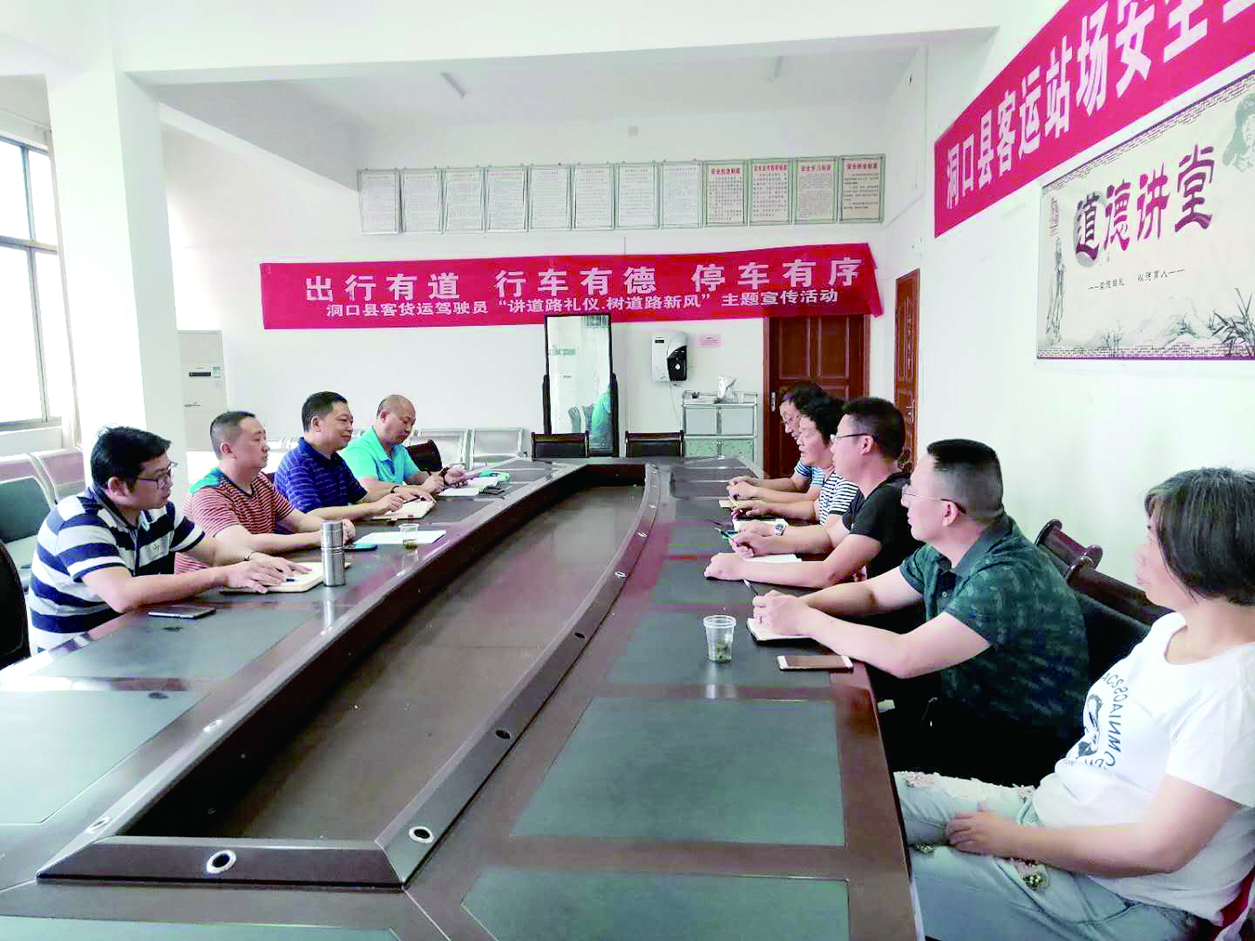 6月12日至13日，集團(tuán)公司董事、副總經(jīng)理唐新宇率辦公室、房產(chǎn)基建、企管部門負(fù)責(zé)人深入分公司就門面合同等事項進(jìn)行核查和清理，并對門面經(jīng)營狀況調(diào)研。據(jù)悉，兩天時間核對門面合同144份。 ? 為切實加強企業(yè)內(nèi)部管理，集團(tuán)公司決定對全司門面管理開展清理，成立集團(tuán)公司門面清理領(lǐng)導(dǎo)小組以抓好此項工作。圖為唐新宇（左二）在洞口客運分公司部署相關(guān)工作。 祖冠 攝影報道