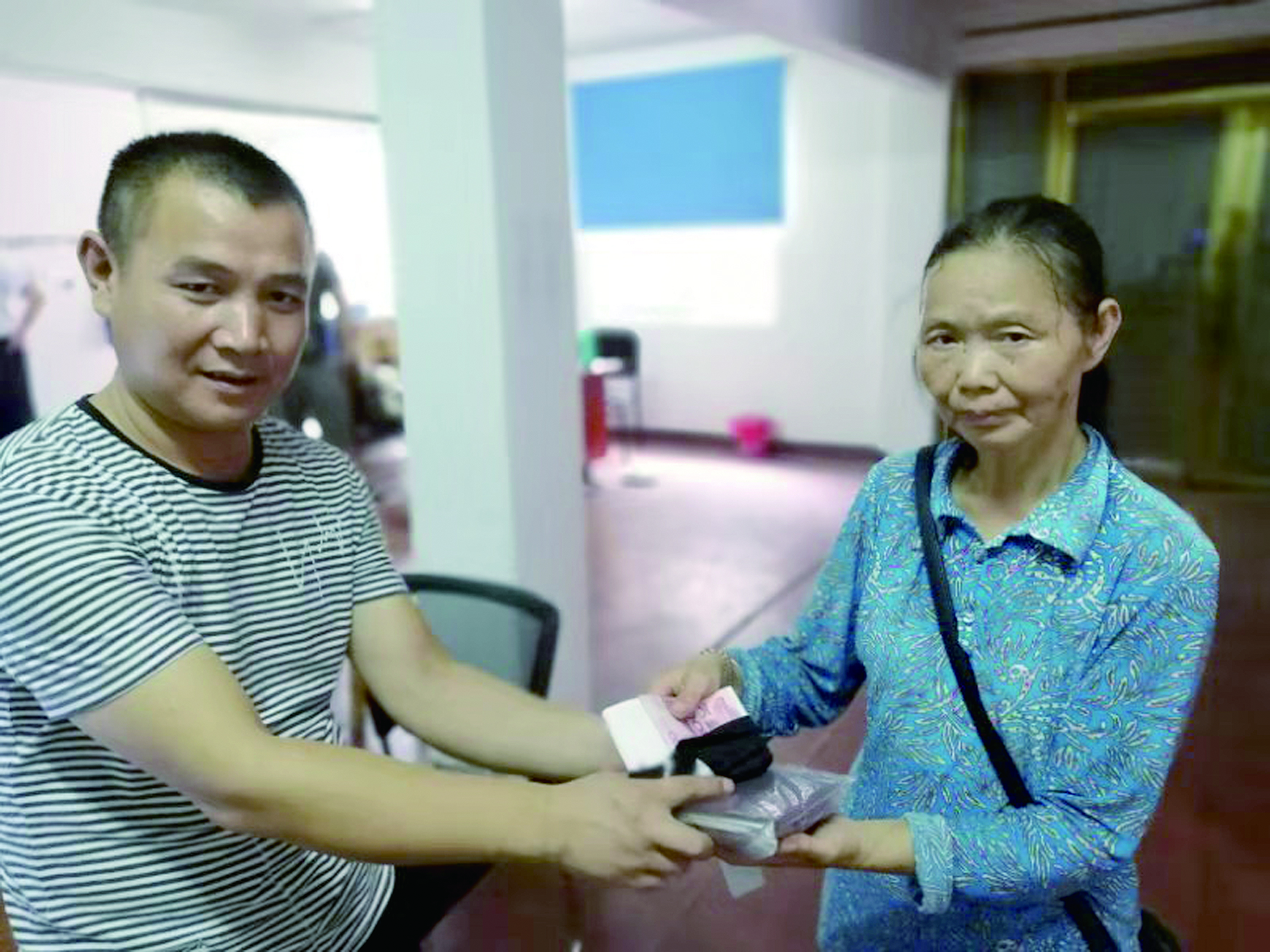 點贊！6500元現(xiàn)金完璧歸趙 （王智春 李高雄報道）