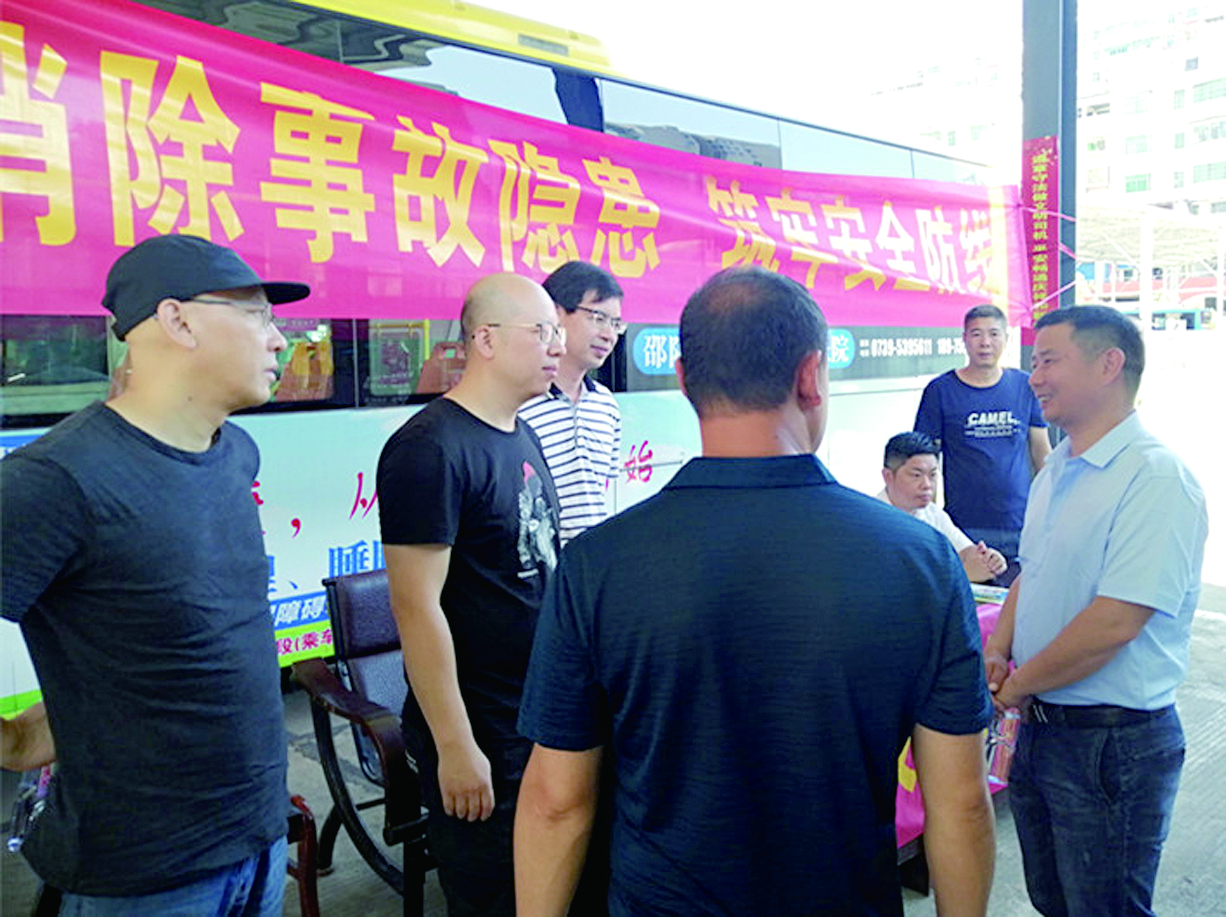 力萬名學(xué)生順利返校 (田華柱報(bào)道) 力萬名學(xué)生順利返校 (田華柱報(bào)道)